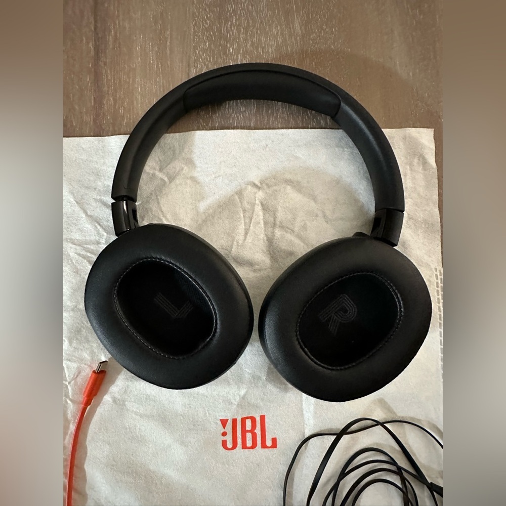 JBL Tune 720BT - Wireless Over-Ear Headphones - Black - Picture 3 of 4